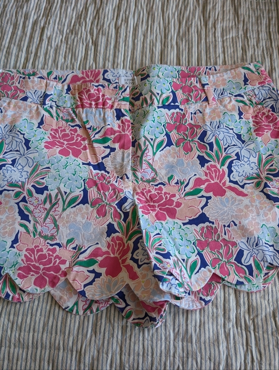 crown & ivy Pants - Crown & Ivy Floral Scalloped Hem Shorts Size 16